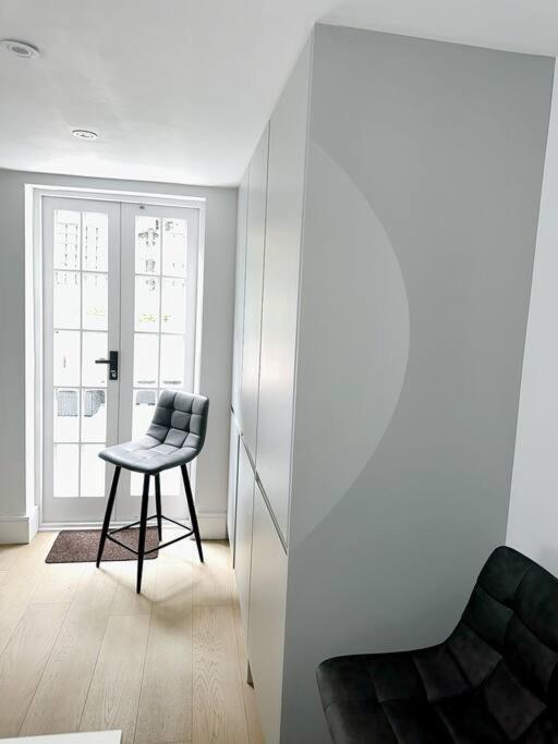 Londwell, Luxe And Leaves, Chelsea Flat With Private Garden Lejlighed London Eksteriør billede